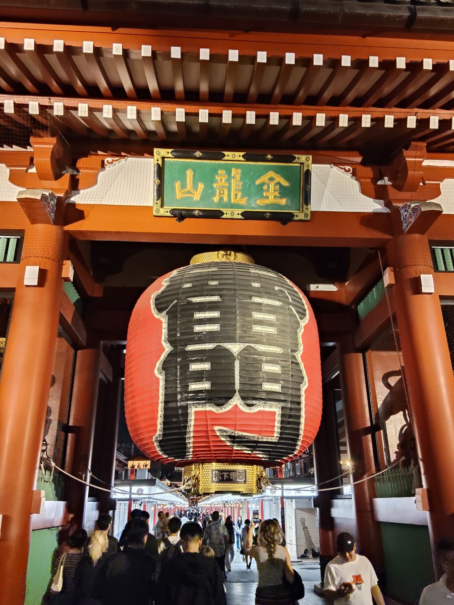 Kaminarimon gate with the great red lantern at night